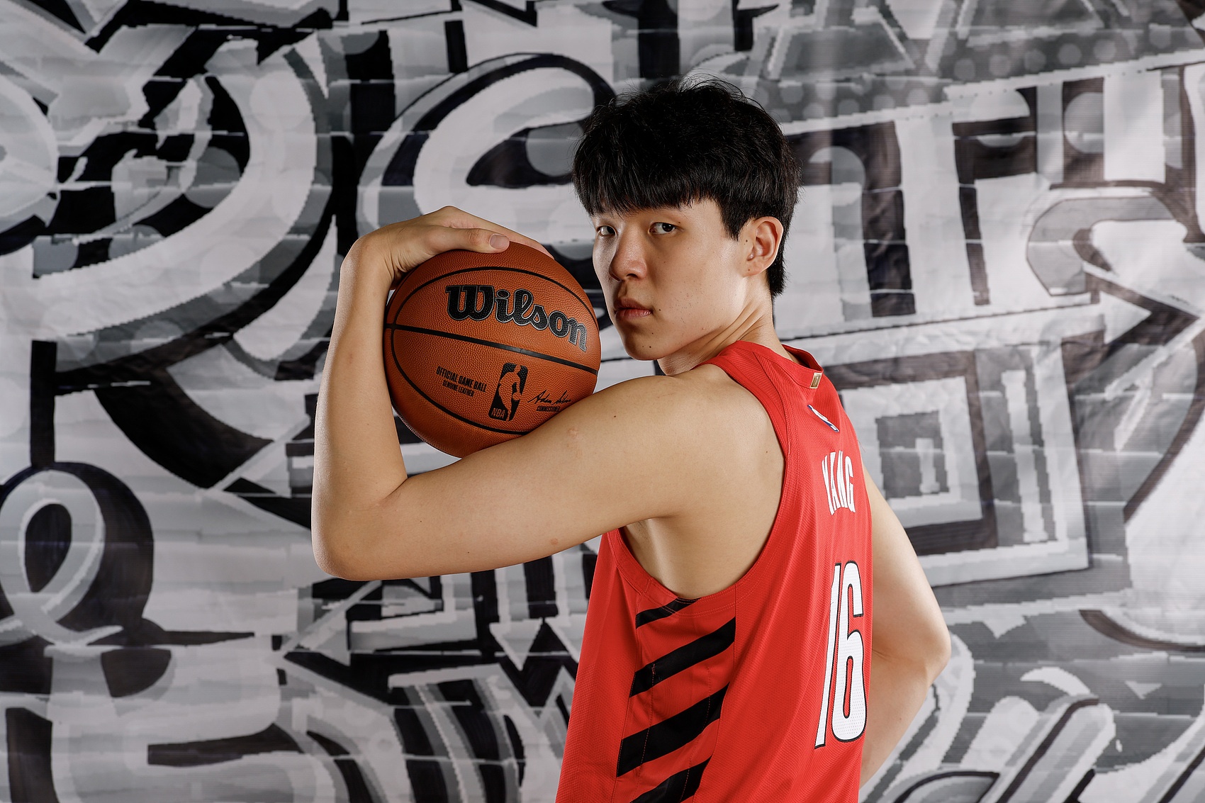 皇冠体育登录-美记：杨瀚森是夏联表现最好的大个子 他的传球&amp;预判让我眼前一亮