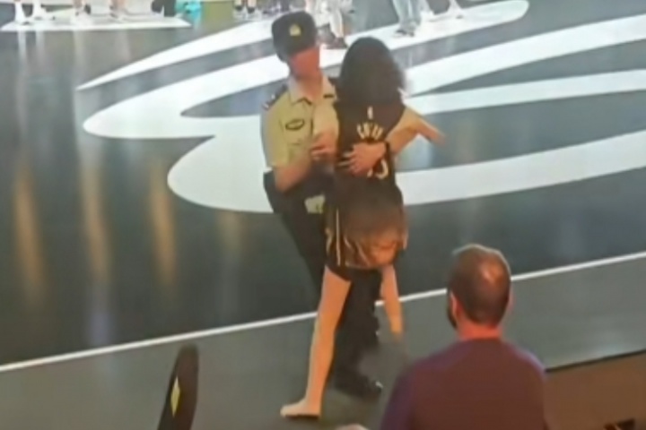 皇冠体育登录-真疯狂！库里中国行重庆站：一女球迷赤脚试图冲进场被安保拦下来