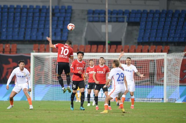 皇冠体育官方网站-蜀道难！泰山在福地丢掉关键三分 伤病让卫冕更难？