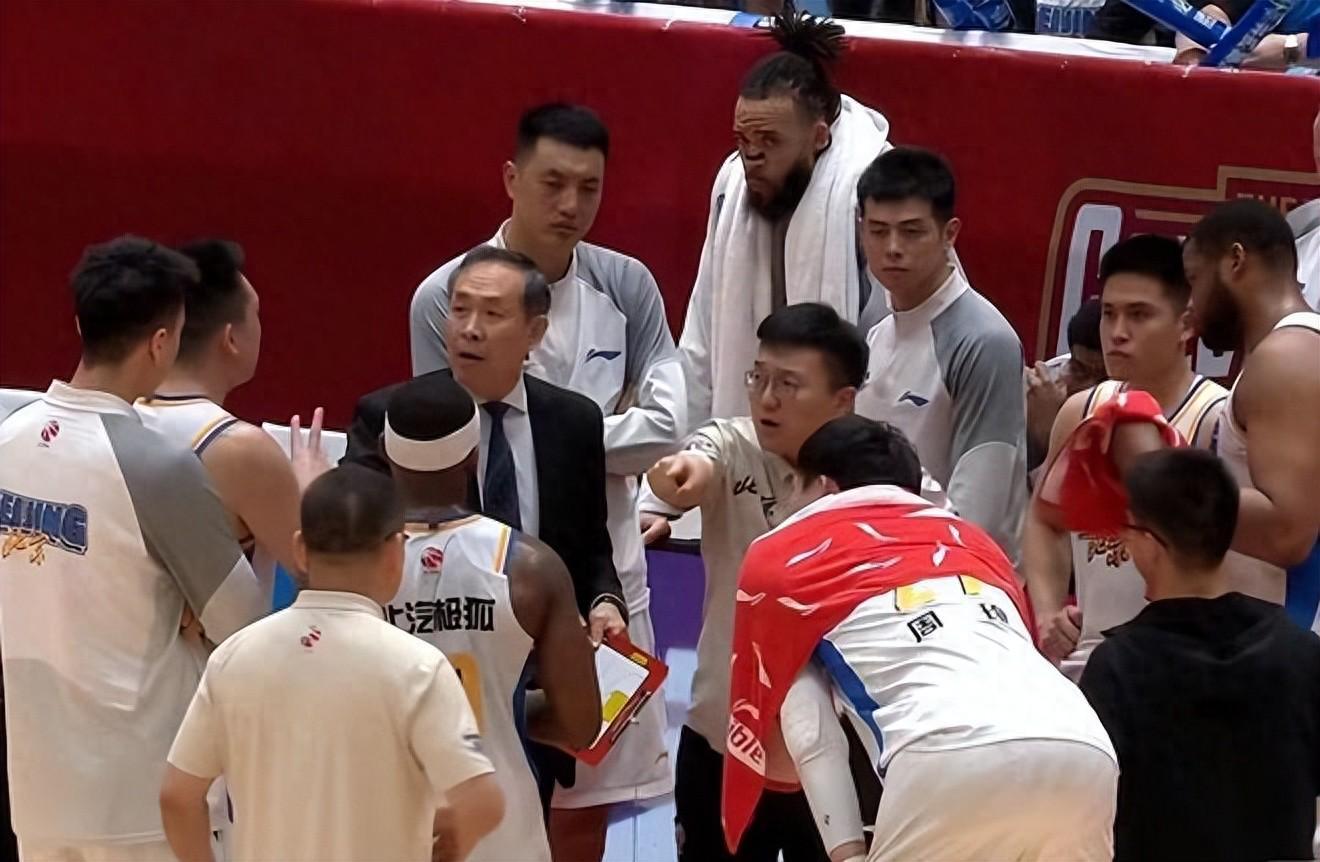 皇冠体育官网-北京输球揪出最大祸首！他上场17分钟，输14分，5失误打得真差